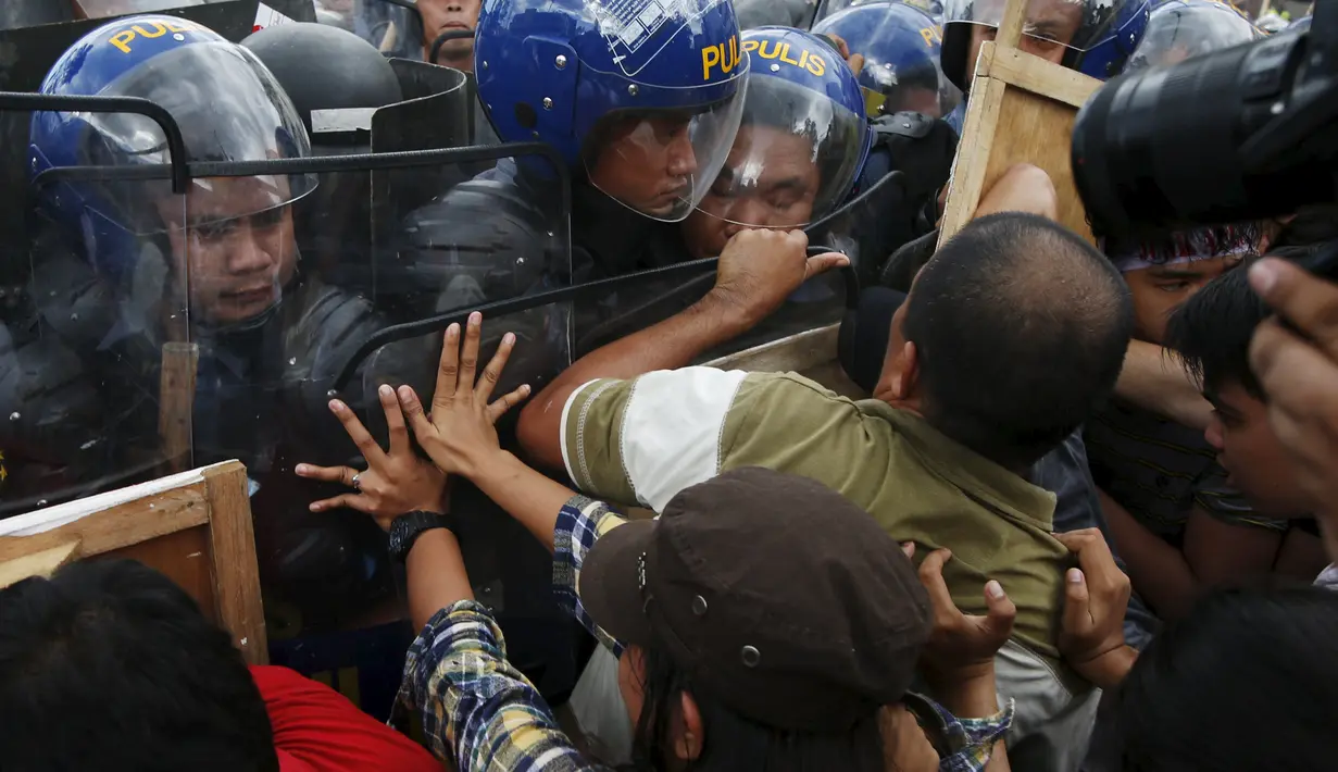 Pengunjuk rasa berhadapan dengan polisi ketika mencoba mendekati lokasi KTT Asia-Pacific Economic Cooperation (APEC) di Manila, Filipina, Kamis (19/11). (REUTERS/Edgar Su)