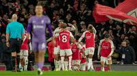 Para pemain Arsenal melakukan selebrasi setelah rekan setimnya Leandro Trossard mencetak gol ketiga tim mereka selama pertandingan sepak bola Liga Premier Inggris melawan Liverpool di Stadion Emirates, London, Minggu, 4 Februari 2024. (AP Photo/Kin Cheung)