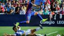Pemain Barcelona, Paco Alcacer, menghindari sapuan pemain Leganes, Victor Diaz, pada laga lanjutan La Liga 2016-2017, di Estadio Municipal de Butarque, Sabtu (17/9/2016). (AFP/Pedro Armestre)