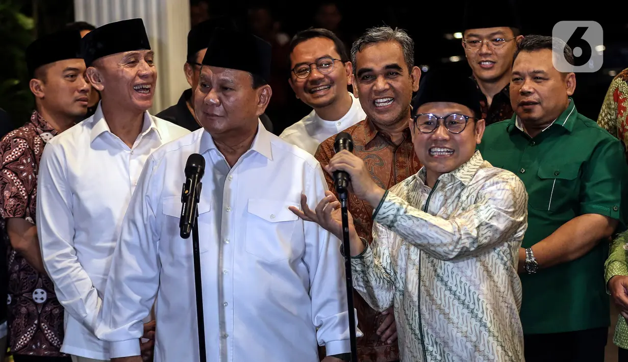 Tampak keduanya kompak mengenakan kopiah hitam dan warna pakaian cerah. (Liputan6.com/Johan Tallo)