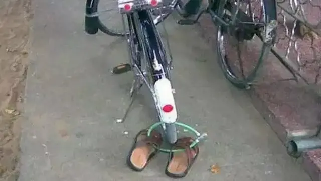 8 Potret Sandal Anti Maling ala Netizen Ini Bikin Tepuk Jidat
