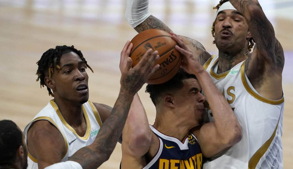 Pebasket Denver Nuggets, Michael Porter Jr. (tengah) berebut bola dengan pebasket Dallas Mavericks. (Foto: AP/Ashley Landis)