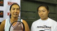 Aldilla Sutjiadi (kiri) pada ajang FIKS Tennis Open 2023 di lapangan tenis Universitas Pendidikan Indonesia (UPI). (Erwin Snaz/Bola.com)