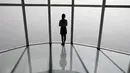 Seorang wanita melihat pemandangan kota yang tercemar polusi udara di Seoul, Korea Selatan, 6 Maret 2019. Polusi debu halus di Korea Selatan telah memuncak dalam beberapa pekan terakhir. (REUTERS/Kim Hong-Ji/File Photo)