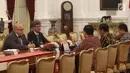 Suasana pertemuan antara Presiden Joko Widodo (kanan tengah) dengan Menteri Ekonomi dan Energi Republik Federal Jerman Peter Altmaier di Istana Merdeka, Jakarta, Kamis (1/10). Rombongan Jerman menggunakan setelan jas hitam. (Liputan6.com/Angga Yuniar)