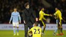 Pelatih Watford, Quique Sanchez Flores memberi semangat kepada anak asuhnya, Jose Holebas a usai kalah dari Manchester City pada lanjutan Liga Premier Inggris di Stadion Vicarage Road, Inggris, Minggu (3/1/2016) dini hari WIB. (Reuters/Paul Childs)