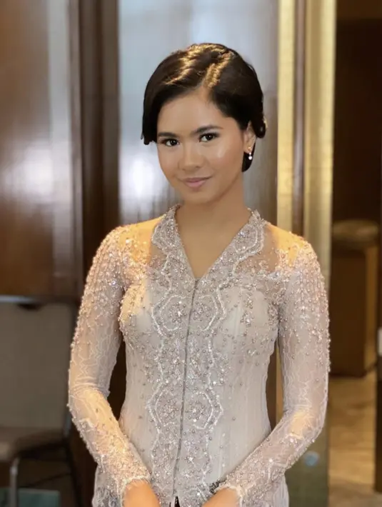 Anak Iis Dahlia, Salshadilla Juwita juga tampak mengenakan kebaya serupa encim  bertambur payet dengan menggunakan kain sebagai bawahan. Handbag hitam pun dipilihnya. Dok. Instagram @guginugraha