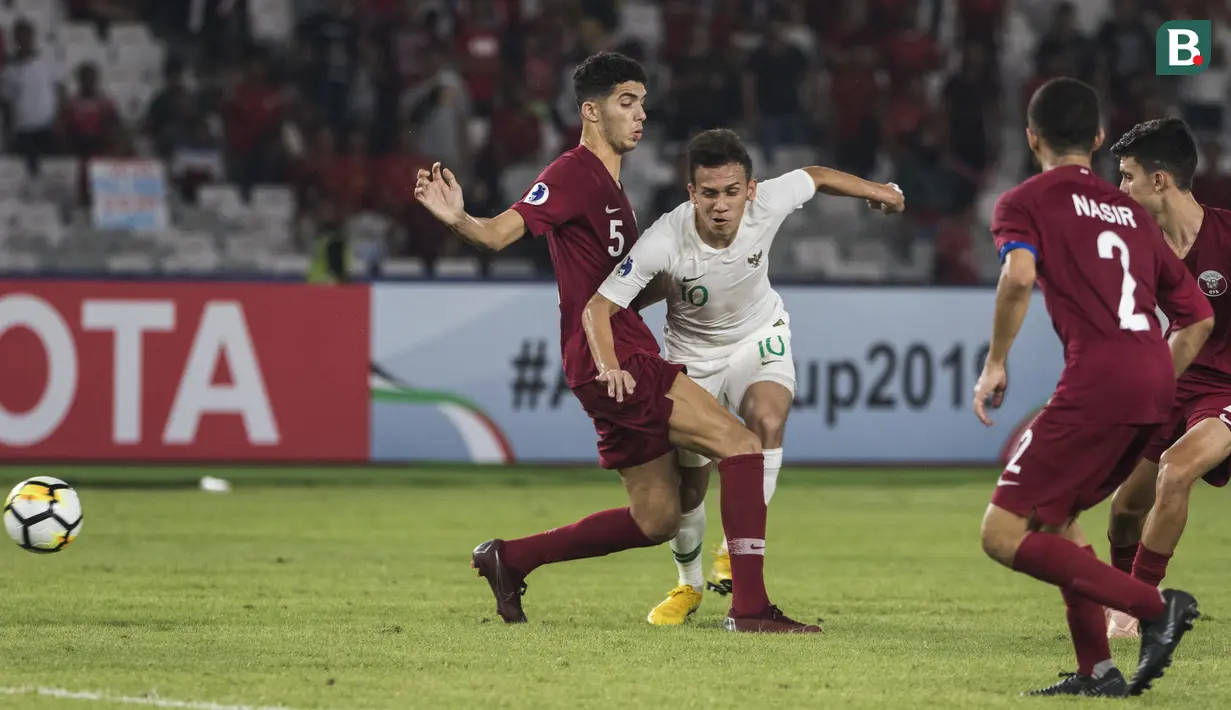 Gelandang Timnas Indonesia, Egy Maulana, berusaha merebut bola saat melawan Qatar pada laga AFC U-19 Championship di SUGBK, Jakarta, Minggu (21/10). Indonesia kalah 5-6 dari Qatar. (Bola.com/Vitalis Yogi Trisna)