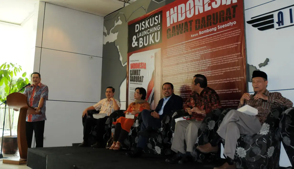 Bambang Soesatyo (kanan) memberi kata pengantar dalam diskusi dan bedah buku berjudul Indonesia Gawat Darurat di Jakarta, (31/8/2014). (Liputan6.com/Helmi Fithriansyah)