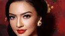 Pesona kecantikan perempuan Indonesia terlihat nyata di paras Raline Shah. Kebaya yang ia kenakan mendukung penampilan Raline yang terlihat begitu anggun. Paras cantiknya ini banjir pujian netizen yang menyebut Raline sangat memesona. (Liputan6.com/IG/@ralineshah)