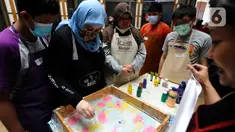 Sejumlah anak berkebutuhan khusus (ABK) mengikuti pelatihan melukis di atas air atau suminagashi di Pasar Gintung, Tangerang Selatan, Banten, Minggu (26/6/20222). Kegiatan ini diharapkan dapat menjadi bekal bagi para ABK untuk mengisi kesibukan sekaligus merangsang motorik. (merdeka.com/Arie Basuki)