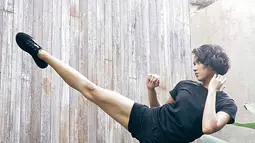 Penampilan pemain Mencuri Raden Saleh dalam busana sporty serba hitam ini tak lepas dari perhatian netizen. Dirinya tampil sederhana sambil memperlihatkan teknik tendangan dalam taekwondo yang pernah ia pelajari. (Liputan6.com/IG/@aghninyhaque)