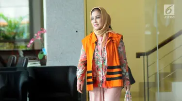 Wali Kota Tegal (nonaktif), Siti Masitha usai menjalani pemeriksaan di Gedung KPK, Jakarta, Jumat (24/11). Pemeriksaan terkait dugaan suap pengelolaan dana jasa RSUD Kardinah dan pengadaan barang jasa Kota Tegal TA 2017. (Liputan6.com/Helmi Fithriansyah)