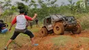 Jeep peserta jurnalis 4x4 melintasi lumpur selama Fastron Weekend Drive- Dasa Warsa Jurnalis 4X4, Bogor, Jawa Barat (26/11). Peserta juga diajak mengikuti pelatihan Fotografi, Videografi dan Editing serta Penulisan Press Release. (Liputan6.com/HO/Tatan)