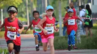 Ratusan anak-anak usia 6-14 tahun yang didominasi wisatawan mancanegara unjuk kebolehan di Ironkids Fun Run Bintan.