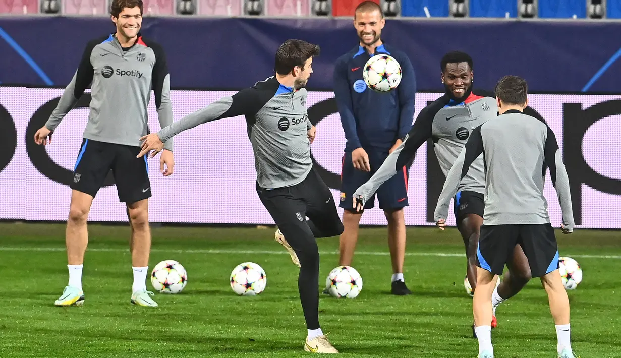 Para pemain FC Barcelona menghadiri sesi latihan menjelang matchday terakhir Grup C Liga Champions 2022/2023 melawan Viktoria Plzen di Plzen, Republik Ceko, Senin (31/10/2022). Dilihat dari kualitas pemain, laga Viktoria Plzen vs Barcelona diprediksi akan dimenangkan Blaugrana. (Photo by Michal Cizek / AFP)