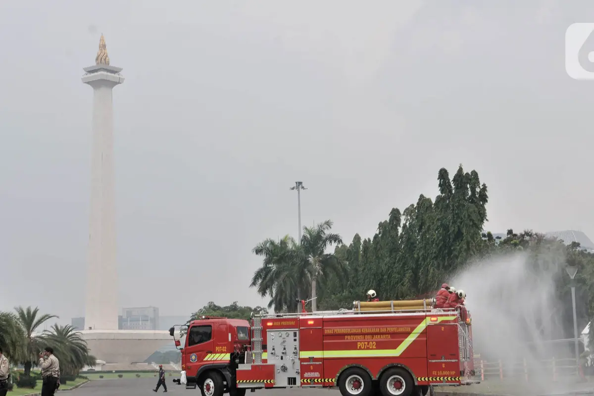Penyemprotan Disinfektan di Kompleks Monas