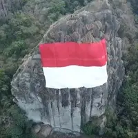 Untuk menyambut HUT RI ke-73, bendera Merah Putih raksasa dipasang di Gunung Api Purba. (Foto: Screen Capture Twitter.com, @heryfosil)