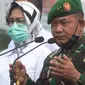 Pangdam Jaya Mayjen TNI Dudung Abdurachman bersama Wali Kota Tangerang Selatan, Airin Rahmi Diany melakukan inpeksi pasukan saat apel gelar pasukan di Lapangan Silang Monas, Jakarta, Jumat (20/11/2020). (merdeka.com/Imam Buhori)