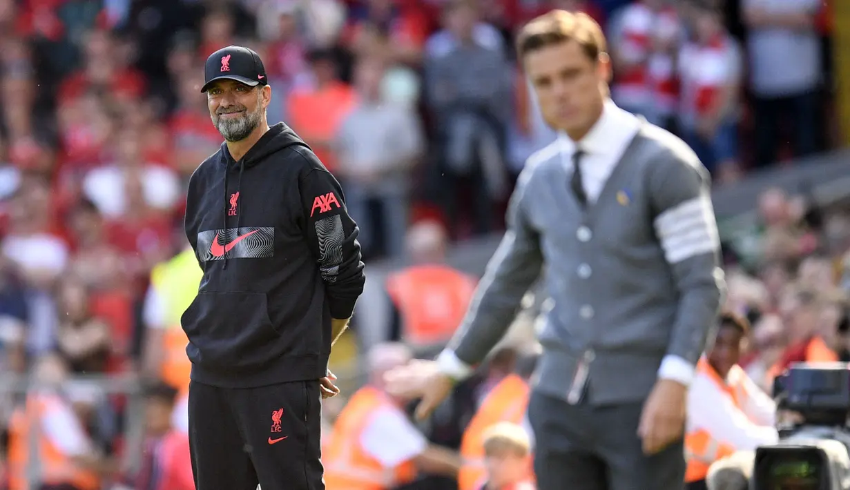 Reaksi bahagia pelatih kepala Liverpool, Jurgen Klopp (kiri) di samping pelatih kepala Bournemouth Scott Parker pada laga lanjutan Liga Inggris 2022/2023 di Anfield, Liverpool, 27 Augustus 2022. The Reds menang dengan skor 9-0. (AFP/Oli Scarff)