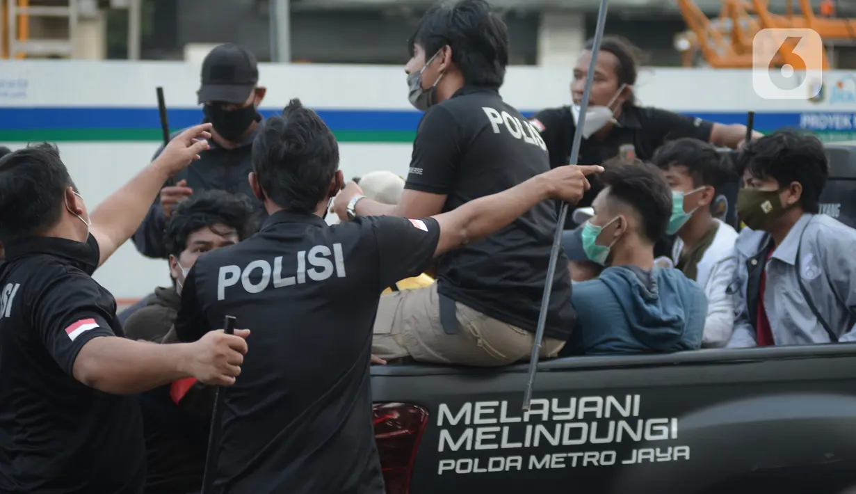 Aparat kepolisian mengamankan sejumlah orang saat unjuk rasa memperingati May Day atau Hari Buruh di kawasan Patung Kuda, Jakarta, Sabtu (1/5/2021). Polisi mengamankan sejumlah massa yang diduga mahasiswa dalam aksi unjuk rasa tersebut. (merdeka.com/Imam Buhori)