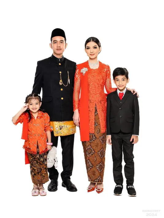 Lewat bidikan kamera fotografer terkemuka @riomotret, keluarga Gibran-Selvi Ananda memancarkan pesona elegan dalam balutan busana tradisional Indonesia.  [@riomotret].