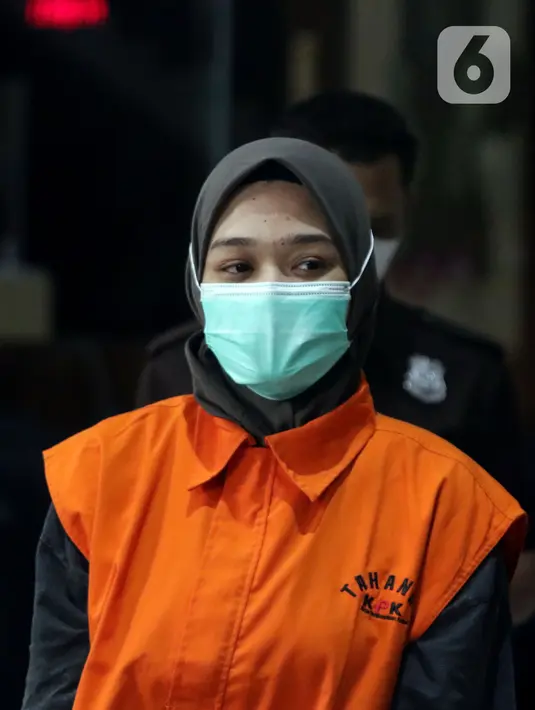 Tersangka Nur Afifah Balqis usai menjalani pemeriksaan lanjutan di Gedung KPK, Jakarta, Senin (14/2/2022). Nur Afifah Balqis diduga berperan mengelola uang dalam kasus dugaan suap yang melibatkan Bupati Penajam Paser Utara, Kalimantan Timur, Abdul Gafur Mas'ud. (Liputan6.com/Helmi Fithriansyah)