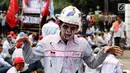 Seorang peserta aksi berdandan seperti zombi melakukan demo di depan gedung Pertamina, Jakarta, Senin (23/10). Mereka juga meminta bertemu dengan Presiden Joko Widodo (Jokowi) untuk mendengarkan tuntutan mereka. (Liputan6.com/Angga Yuniar)