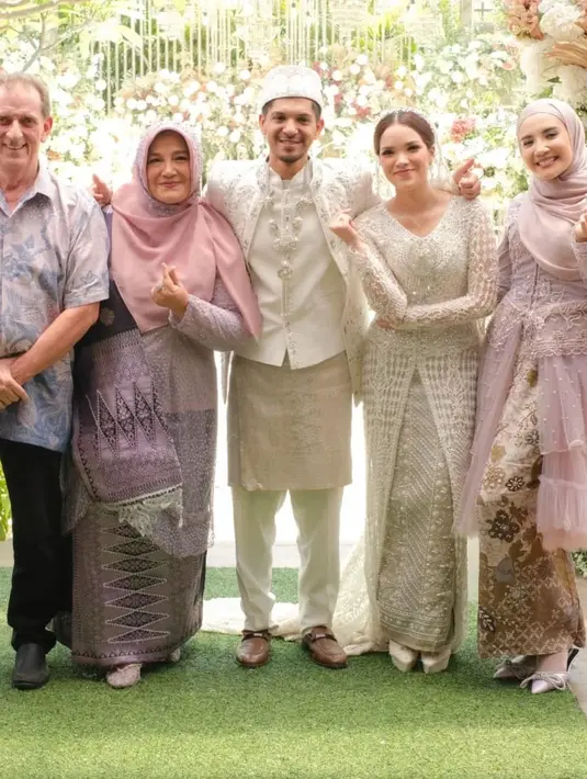 Potret bahagia Yusuf di hari pernikahannya didampingi oleh orang-orang tercinta. Tampak Fanny Bauty hadir bersama suami bulenya, Khalid Schoemaker. [Instagram/fenny.bauty]