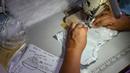 Gaun dari bahan daur ulang dipakai orang-orang selama kegiatan sekolah, peragaan busana dan pesta perayaan kota. (JAM STA ROSA/AFP)