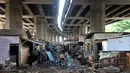 Aktivitas warga Kolong Tol Pluit, Jakarta, (3/1). Permukiman liar di kolong tol Pluit segera dibereskan dan tidak perlu melayangkan surat sosialisasi hingga tiga kali surat peringatan untuk membereskan kawasan tersebut. (Liputan6.com/Gempur M Surya)