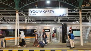 Penumpang melintas di Stasiun Tugu Yogyakarta. Di masa angkutan lebaran 2025, Daop 6 Yogyakarta menyiapkan 41.272 tempat duduk dan sudah terjual 68 persen. (Dok Daop 6 Yogyakarta)