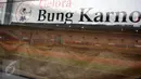 Alat berat melakukan pengerukan tanah lapangan bola saat proses renovasi Stadion GBK Jakarta, Selasa (18/10). Pengerjaan renovasi Stadion GBK bagian persiapan jelang Asian Games 2018 dan ditargetkan selesai Oktober 2017. (Liputan6.com/Helmi Fithriansyah)