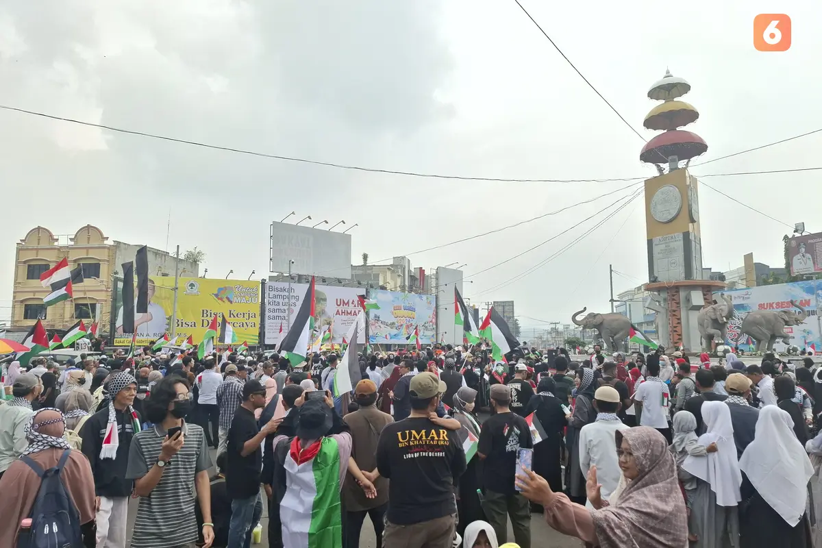 Ribuan warga Lampung menggelar aksi bersama Palestina di Tugu Adipura,  Bandar Lampung. Foto : (Liputan6.com/Ardi).