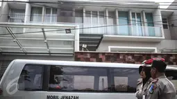 Mobil jenazah terparkir di lokasi perampokan sadis yang terjadi di Jalan Pulomas Utara, Kayuputih, Pulogadung, Jakarta Timur, Selasa (27/12). Belum diketahui motif peristiwa tersebut, apakah perampokan atau pembunuhan. (Liputan6.com/Faizal Fanani)