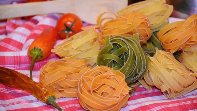 Ilustrasi bahan-bahan kwetiau.