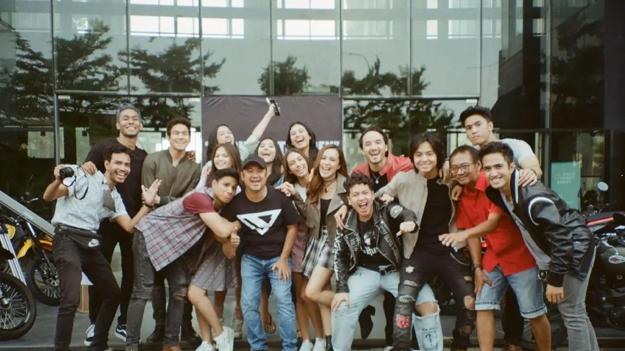 Syuting Serial Antares Berakhir, Ini 6 Momen Kebersamaan Para Pemain di Balik Layar