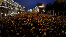 Ribuan orang turun ke jalan Alcala untuk memperingati Hari Perempuan Internasional di Madrid (8/3). Para perempuan di Spanyol angkat suara melawan kekerasan, pelecehan dan ketimpangan upah. (AFP/Oscar Del Pozo)