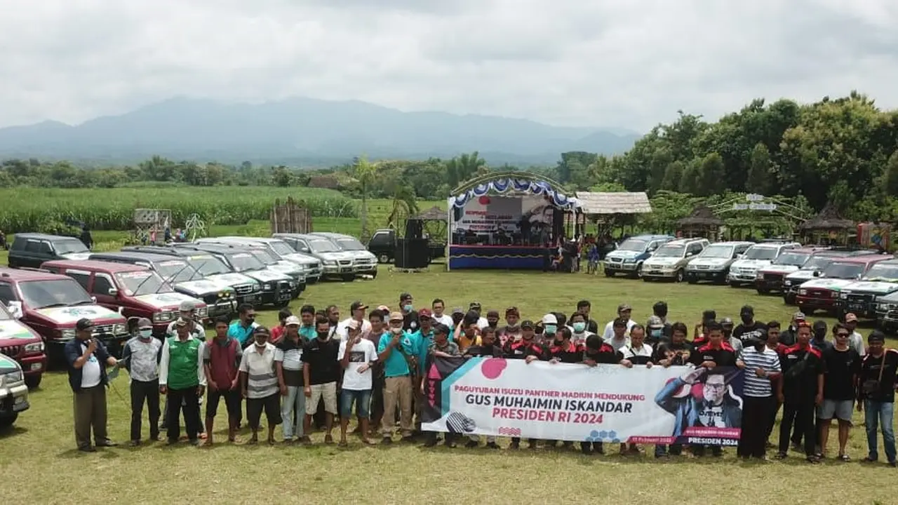 Paguyuban Isuzu Panther Madiun mendeklarasikan dukungan terhadap Muhamin Iskandar atau Gus Muhaimin. (Dian Kurniawan/Liputan6.com)