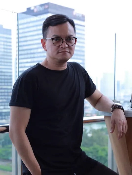 "Saya juga membantu segi penampilannya, seperti pakai parfumnya apa. Saya minta ekspresi mereka dikurangi, karena sesuatu yang berlebihan agak gimana gitu," kata Hedi Yunus di kawasan Thamrin, Jakarta Pusat, Rabu (27/1/2016). (Galih W. Satria/Bintang.com)