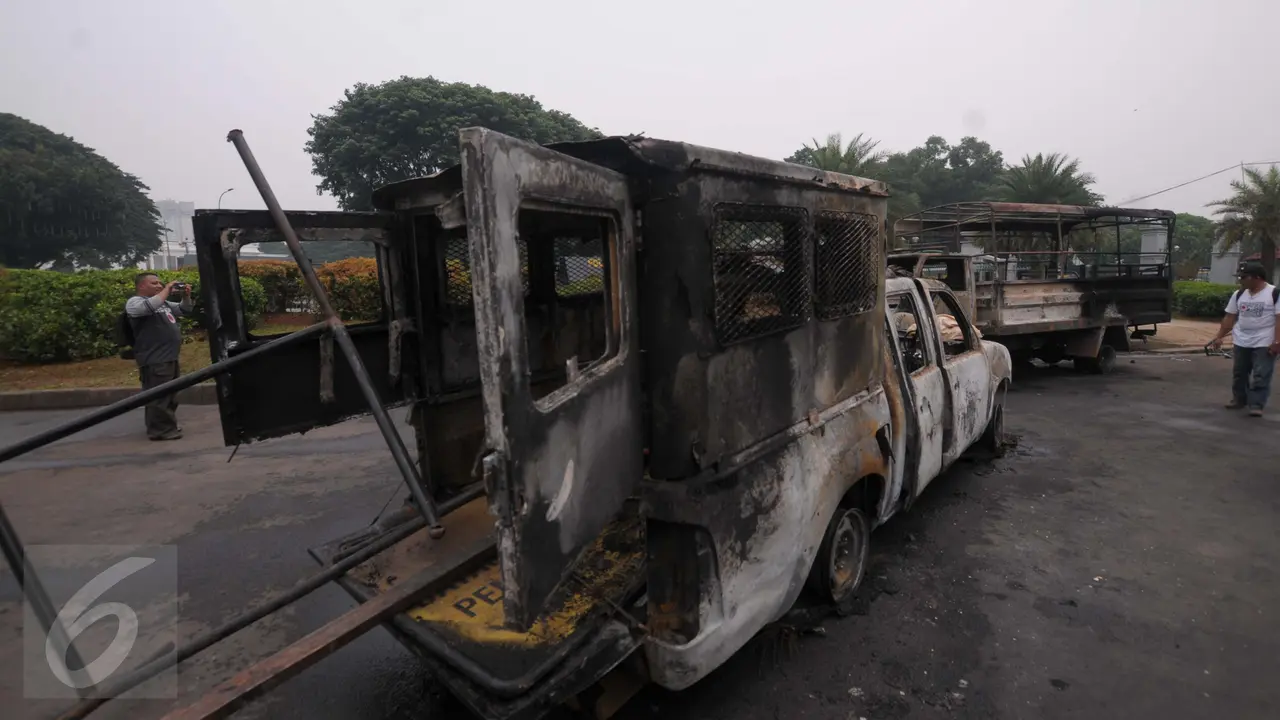 20161105-Mobil Sisa Demo 4 November Jadi Tontonan Warga-Jakarta