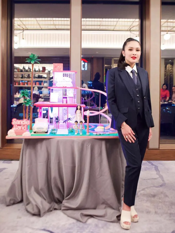 10 Gaya Sandra Dewi Kenakan Set Blazer di Perayaan Ulang Tahun ke-40, Tampilkan Pesona Barbie dengan Vibes Maskulin