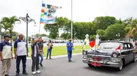 Bupati Lumajang Thoriqul Haq memberangkatkan konvoi mobil antik berkeliling lumajang, nampak mobil kepresidenan RI pertama Ir. Soekarno (Istimewa)