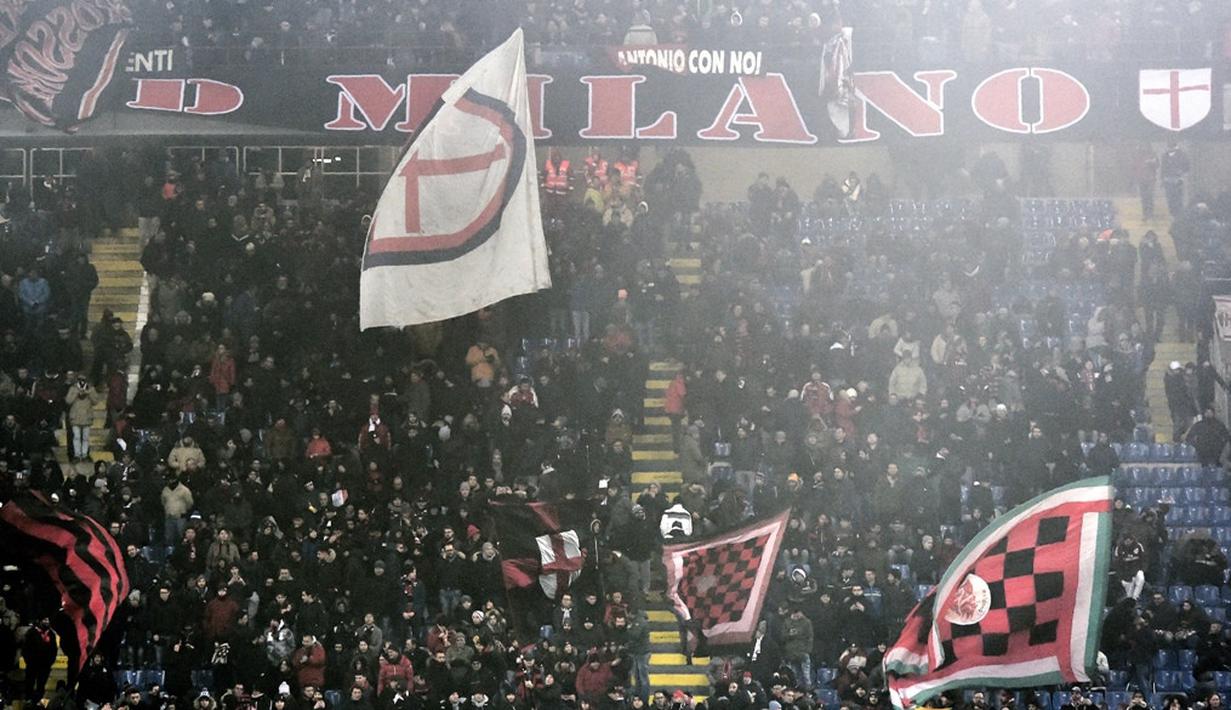 Aksi suporter AC Milan saat melawan Atalanta dalam lanjutan Serie A yang berlangsung di Stadion San Siro, Milan, Sabtu (17/12/2016) waktu setempat. (AFP/Tiziana Fabi)