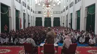 Gubernur Jawa Barat Ahmad Heryawan bersilaturahmi bersama ratusan petugas keamanan, office boy dan cleaning service yang bertugas di Gedung Sate.