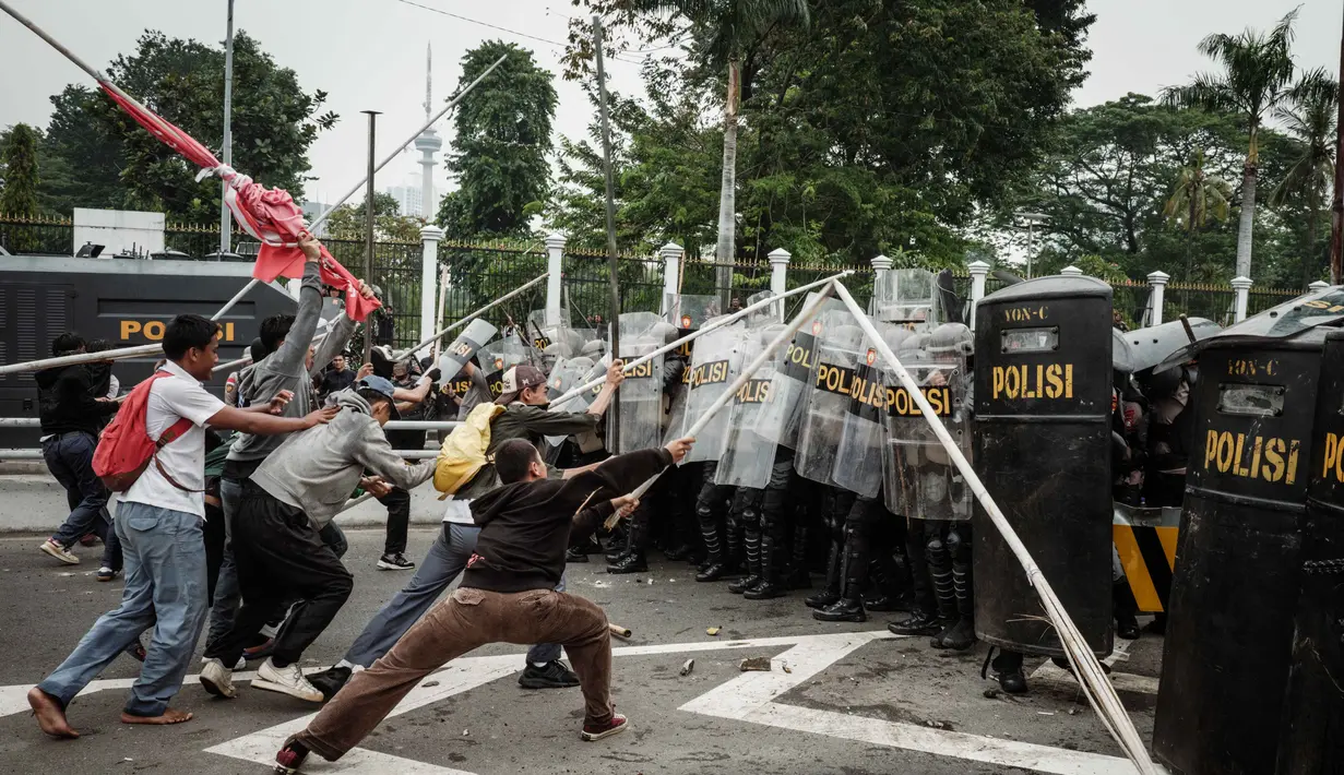 Sebanyak 1.250 personel gabungan disiagakan untuk mengamankan jalannya aksi unjuk rasa hari ini. (YASUYOSHI CHIBA/AFP)