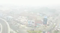 Suasana Pekanbaru di pagi hari yang selalu di selimuti kabut asap tebal hasil kebakaran lahan. (Liputan6.com/Dok BBKSDA Riau/M Syukur)