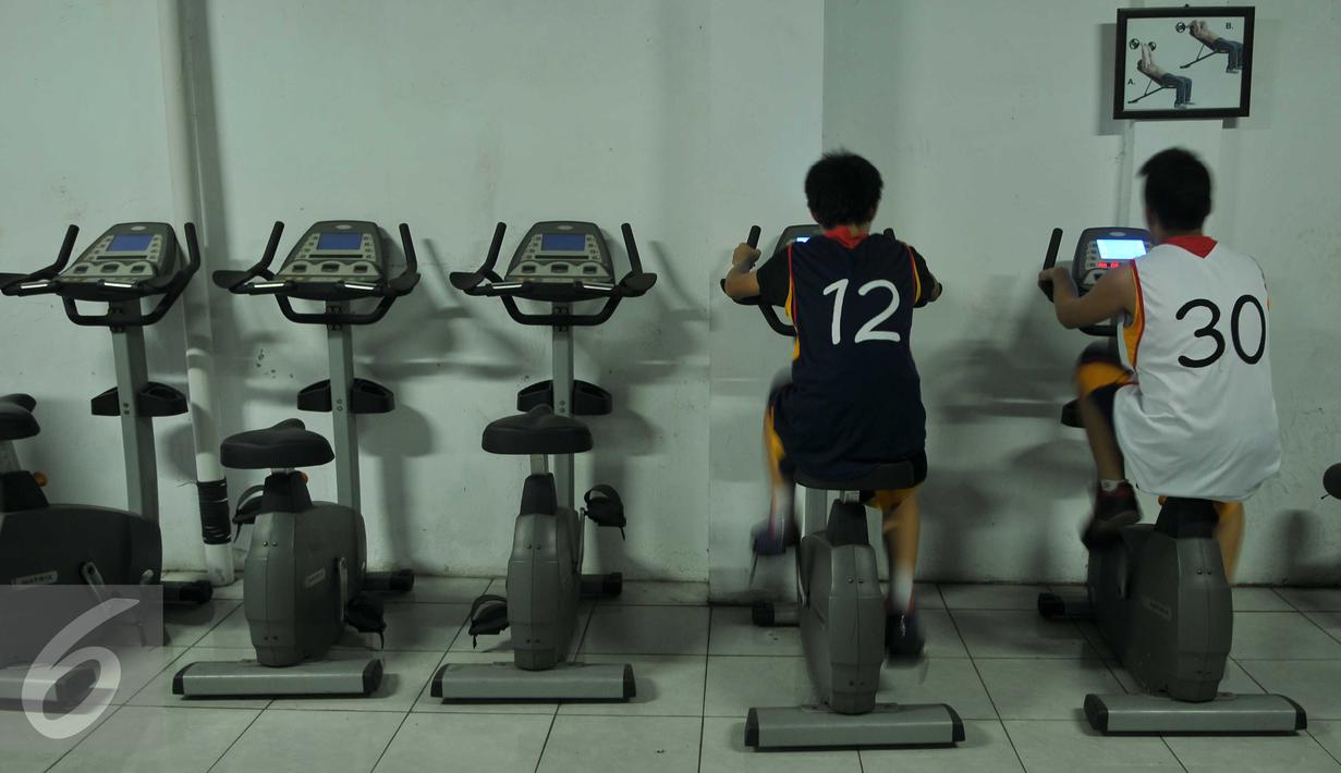 Siswa menggunakan peralatan fitnes di SMA Negeri 2 Tamansari, Jakarta, Kamis (14/4). Untuk meningkatkan mutu sekolah negeri, pemerintah diharapkan melengkapinya dengan beragam fasilitas keterampilan, kesenian dan kesehatan. (Liputan6.com/Gempur M Surya)