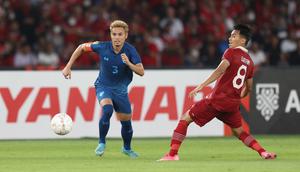 Pemain terbaik. Gelar pemain terbaik Piala AFF 2022 jatuh kepada kapten Timnas Thailand, Theerathon Bunmathan. Bek kiri berusia 32 tahun yang kini bermain bersama Buriram United ini mmapu membawa Tim Gajah Perang menjuarai Piala AFF 2022 dan menjadi pencetak satu-satunya gol kemenangan ke gawang Vietnam pada laga final leg kedua yng memastikan kemenangan dengan agregat 3-2. Selain itu, Theerathon Bunmathan juga berkontribusi besar dalam total 19 gol Timnas Thailand dengan menyumbang 6 assist di antaranya. (Bola.com/Bagaskara Lazuardi)