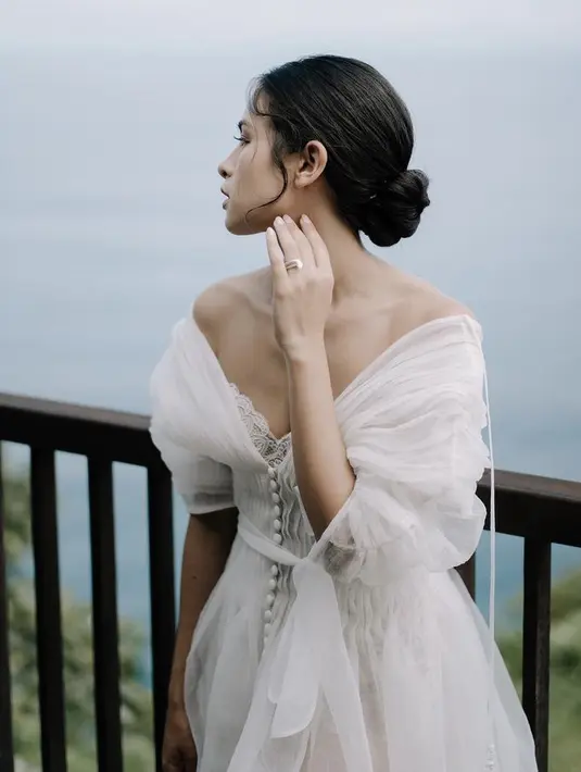 <p>Diadakan di Bali, Selain gaunnya, Maudy mengenakan robe putih dari Hian Tjen dengan detail bodysuit renda di bagian dalam yang halus yang tak lekang oleh waktu membuat Maudy nampak elegan .&nbsp;&nbsp;@maudyayunda</p>